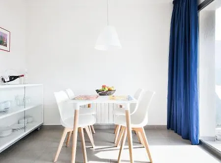 Castellmar Apartment *